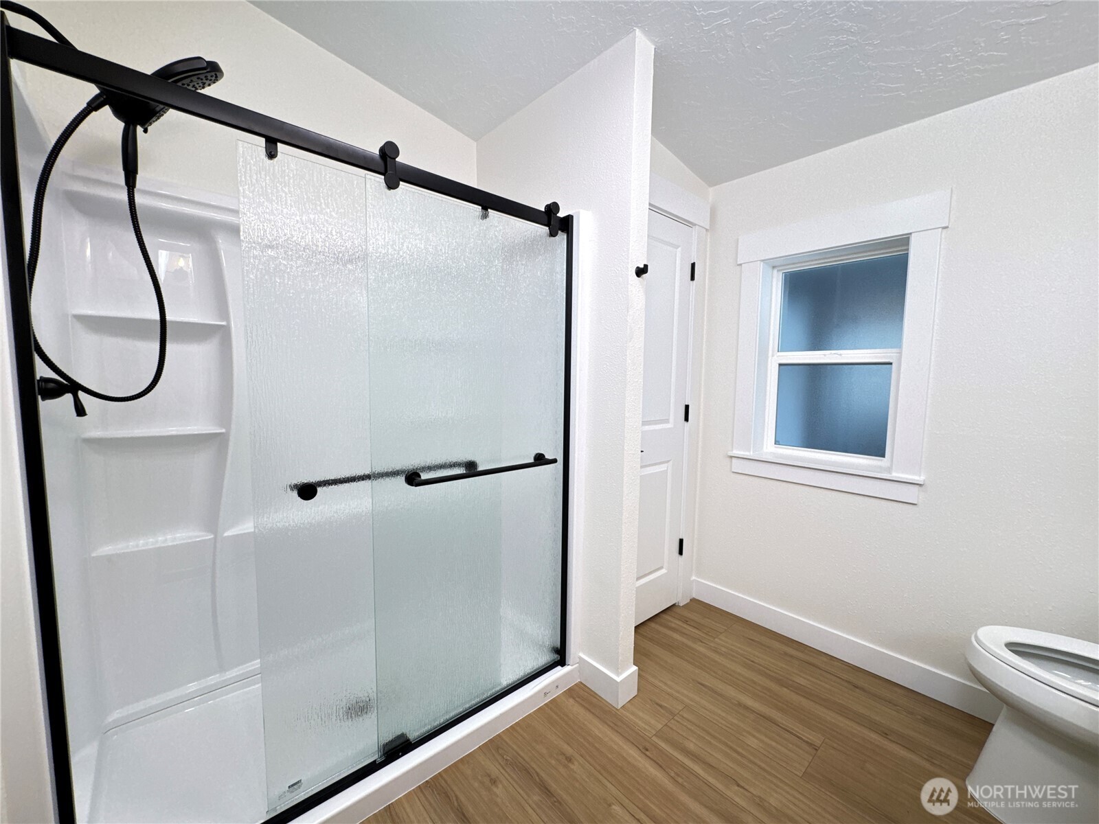 Brand new walk in shower, shower head, cylinder, shower door, everything has been replaced!