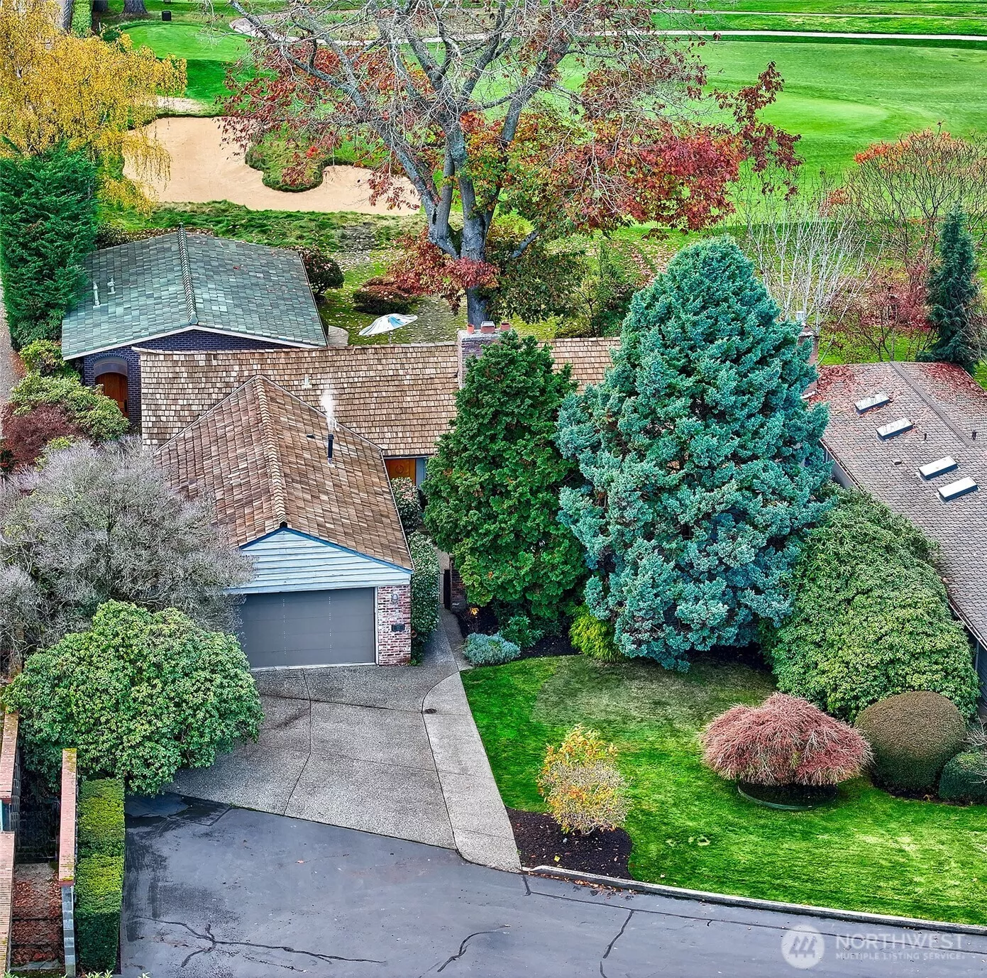 A quiet corner of Sand Point Country Club where landscaped grounds open to the wide emerald sweep of the 4th Green. The Fairway Residence and Fairway Bungalow settle into the trees with a sense of calm and privacy, steps from one of Seattle’s most coveted fairway outlooks.