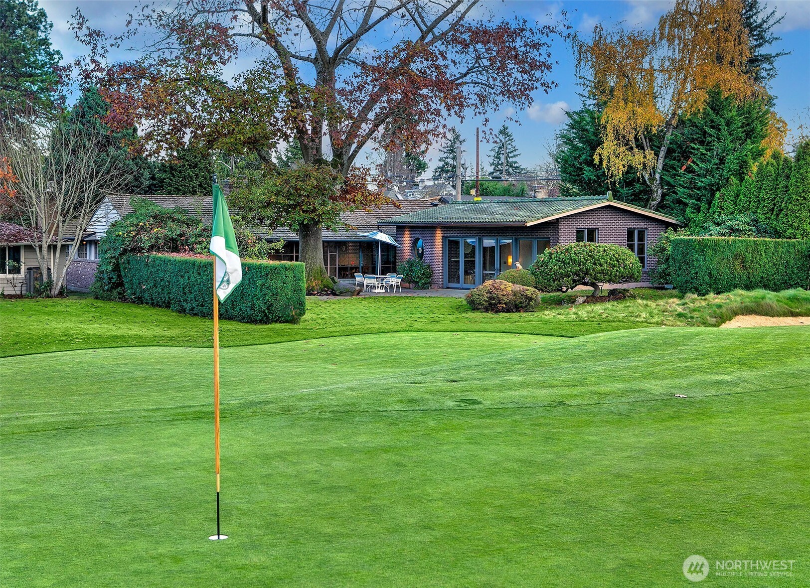 Set along the 4th Green of Sand Point Country Club, the Fairway Residence and Fairway Bungalow enjoy an uninterrupted sweep of emerald views. This rare corner position offers privacy, quiet, and a front-row connection to one of Seattle’s most coveted fairways.