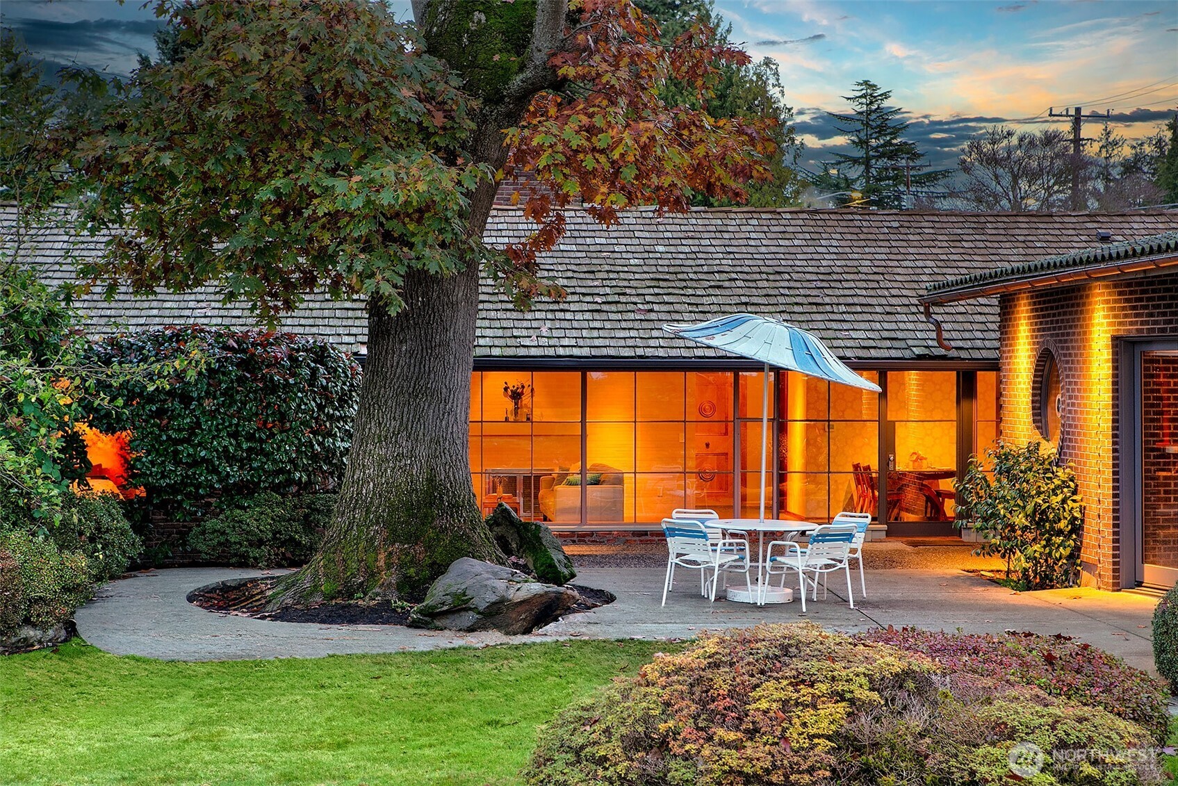 Evening settles gently over the lanai as the Fairway Residence glows from within. Framed by a heritage oak and lush gardens, this sheltered terrace invites lingering, offering a seamless connection between indoor comfort and the quiet greens beyond.