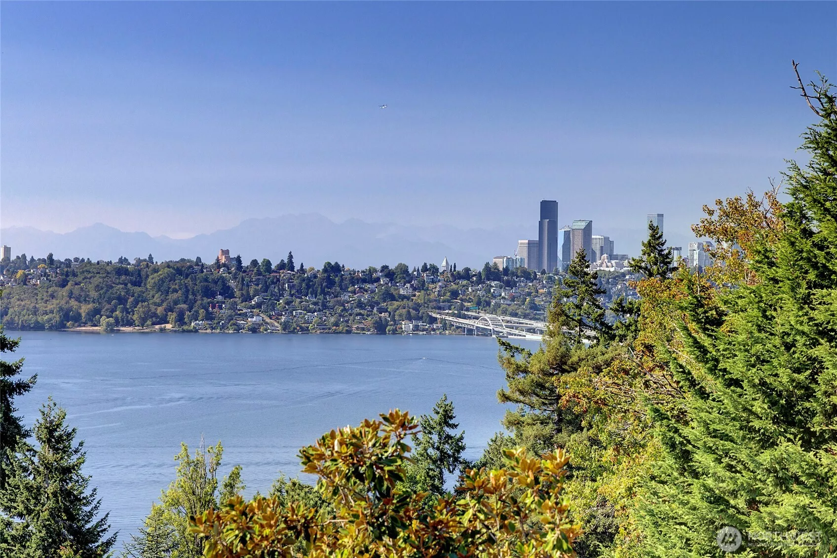 Soak in sweeping, unobstructed views of Lake Washington, the Seattle skyline, and the Olympic Mountains from this stunning vantage point. From sunrise glow to sparkling city lights at night, this panorama captures the very best of Pacific Northwest beauty.