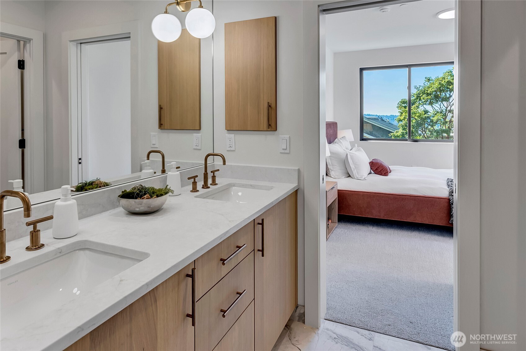 Jack n Jill, full bath  between 2 bedrooms.