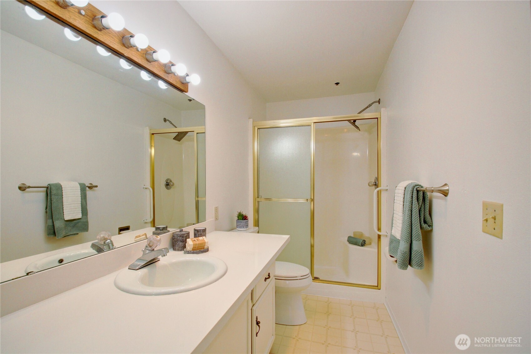Large primary en suite with walk-in shower