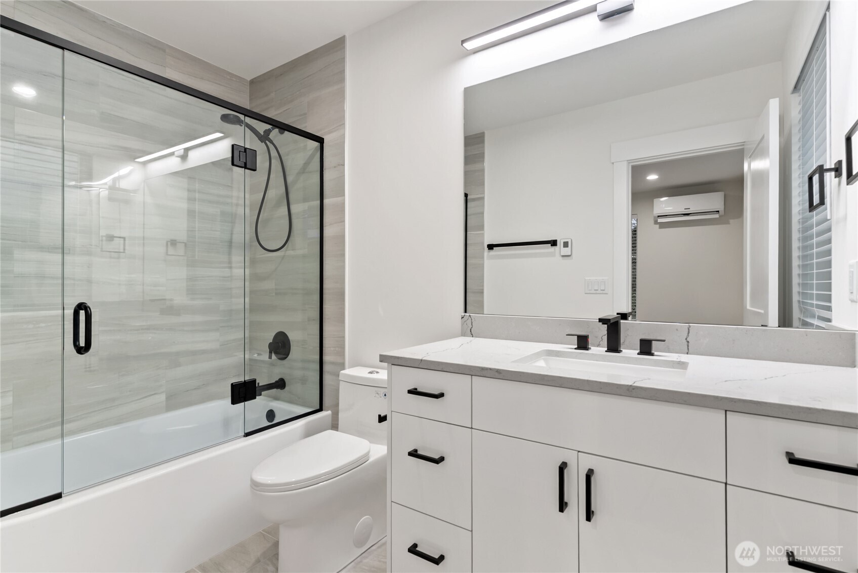 Full bath in primary bedroom