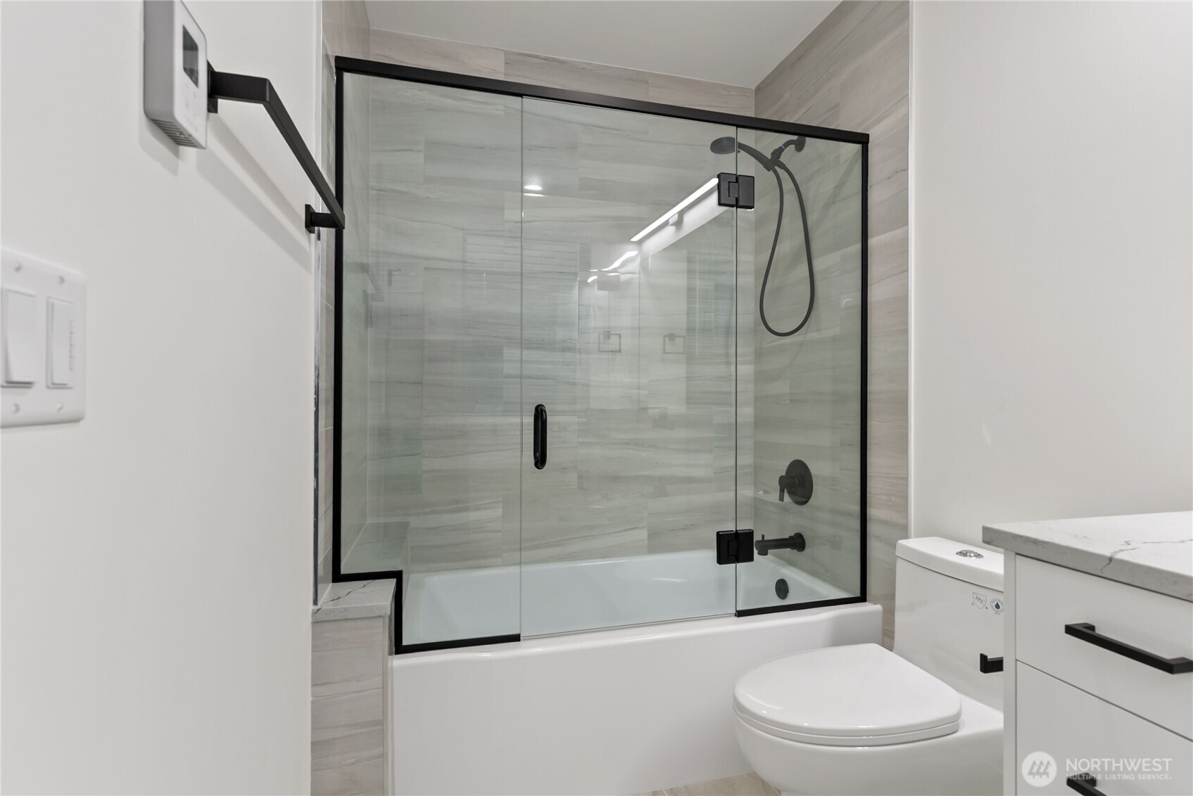 Full Bath in primary bedroom