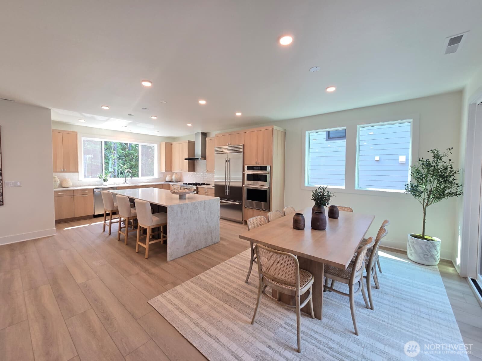 Dining area looking towards kitchen and pantry