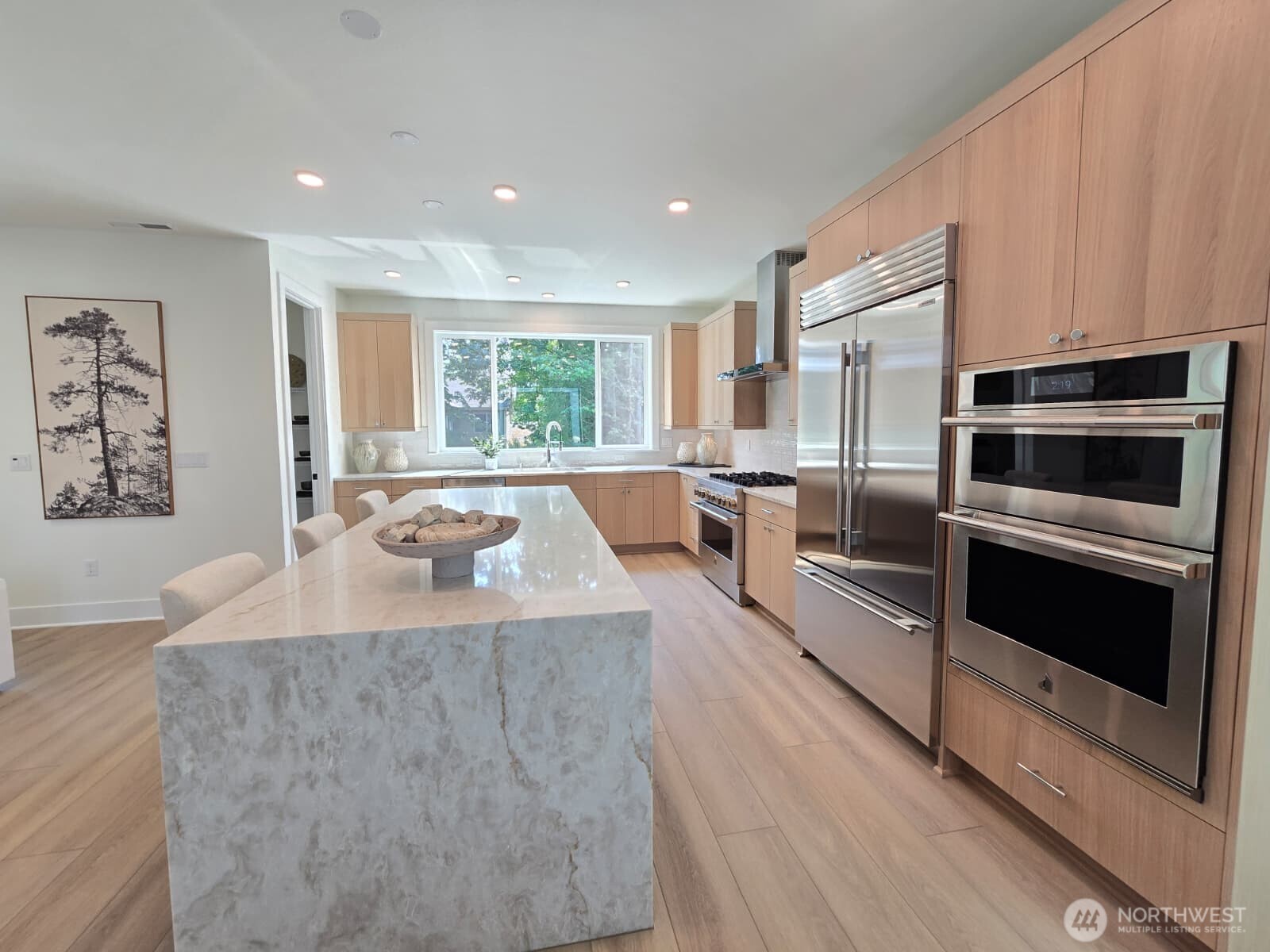Kitchen with 3cm quartz island with waterfall edge