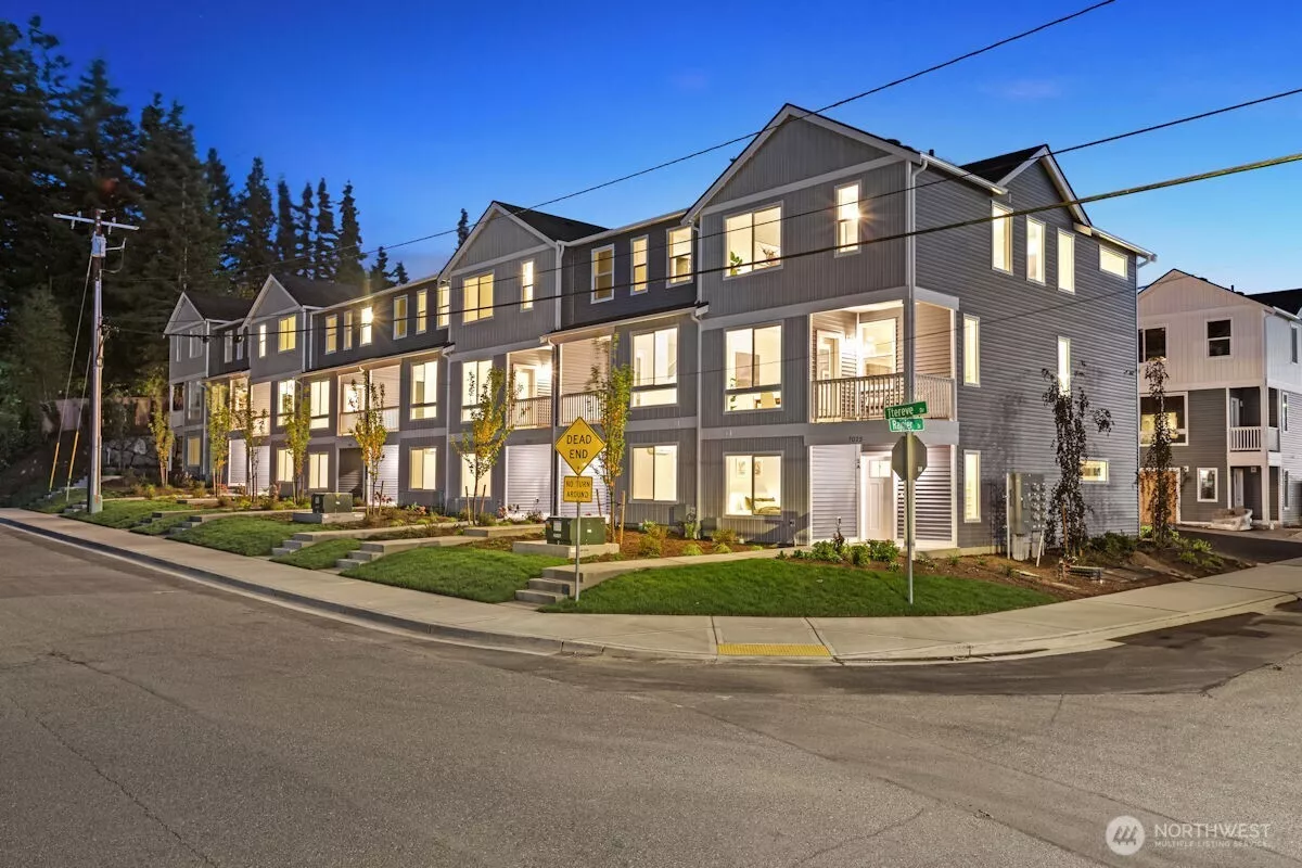 Photographs are for illustrative purposes only. Features, finishes, interior/exterior colors, landscaping and floorplan shown may vary from actual homes built.