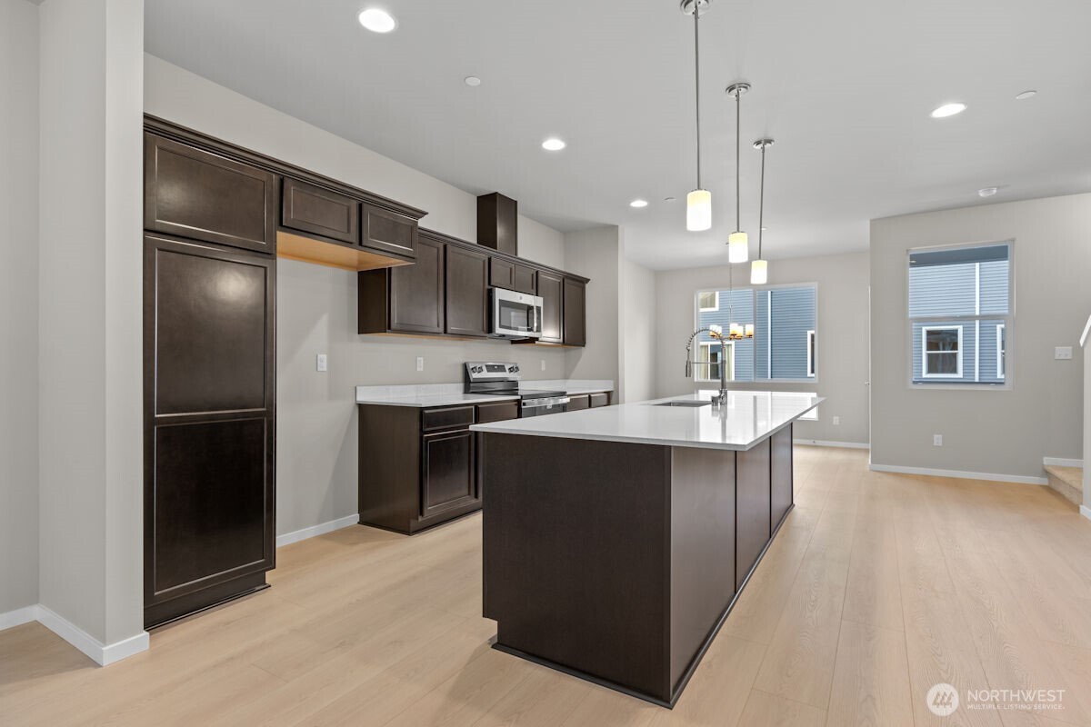 Photographs are for illustrative purposes only. Features, finishes, interior/exterior colors, landscaping and floorplan shown may vary from actual homes built.