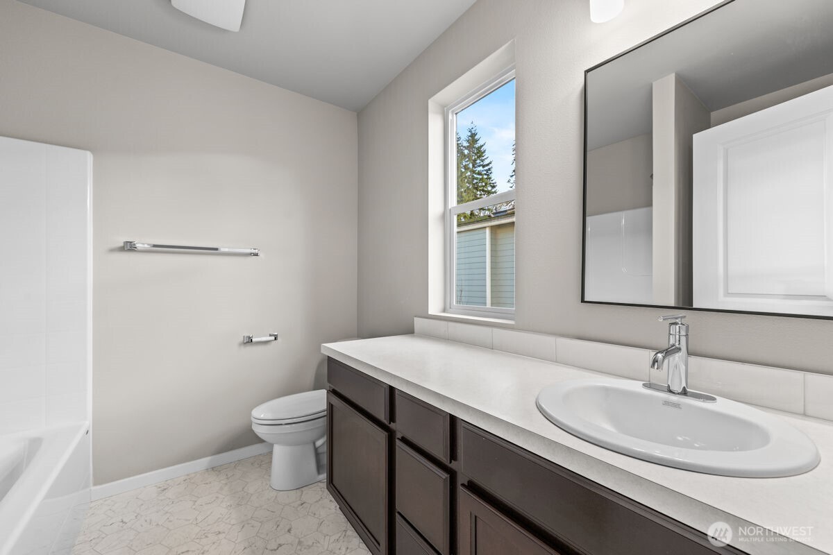 Photographs are for illustrative purposes only. Features, finishes, interior/exterior colors, landscaping and floorplan shown may vary from actual homes built.