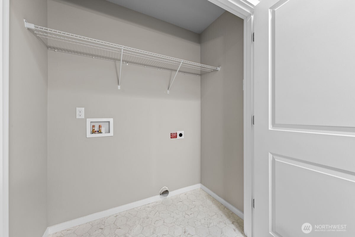 Photographs are for illustrative purposes only. Features, finishes, interior/exterior colors, landscaping and floorplan shown may vary from actual homes built.