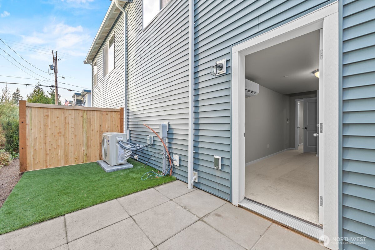 Photographs are for illustrative purposes only. Features, finishes, interior/exterior colors, landscaping and floorplan shown may vary from actual homes built.