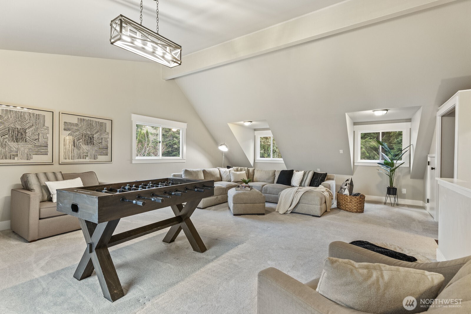 Large bonus room with vaulted ceilings