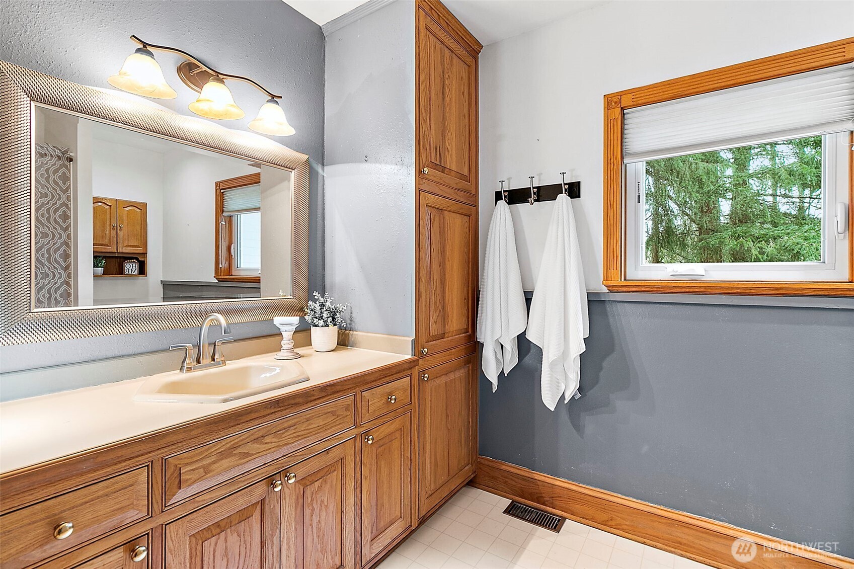 Main floor full bathroom.