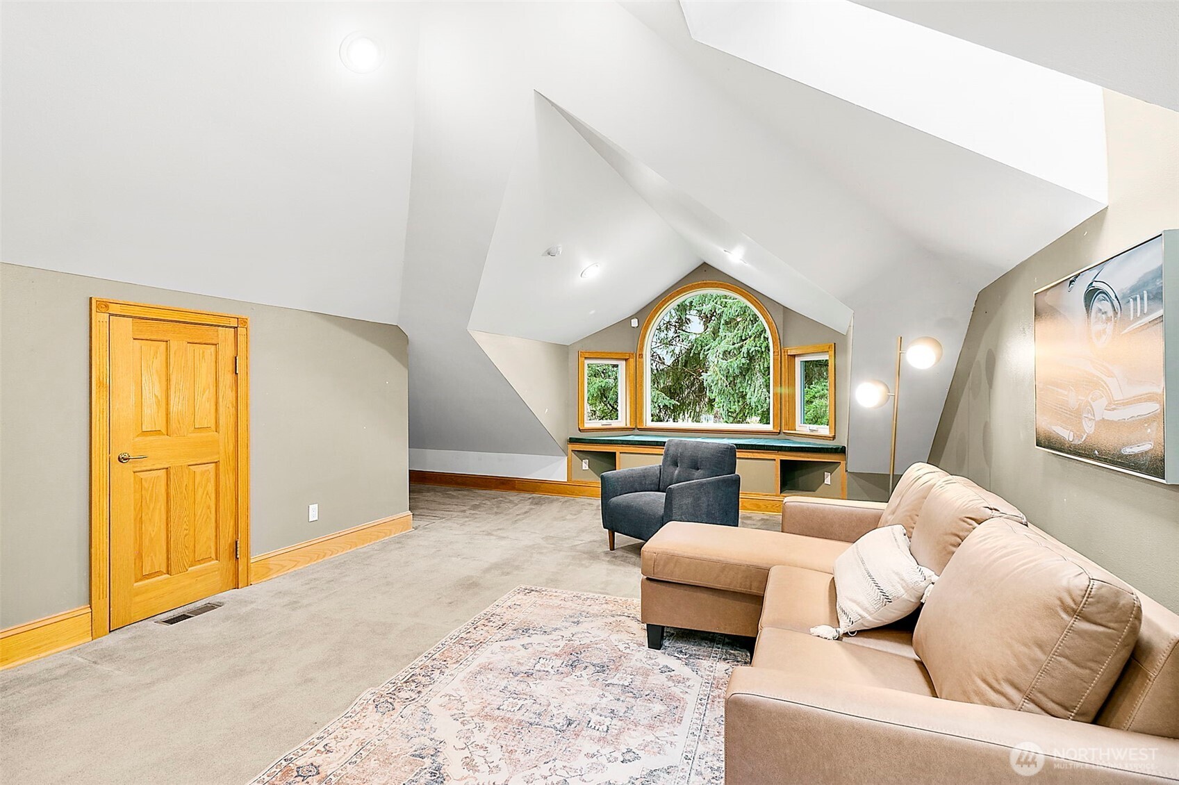 Large bonus room space with large windows.