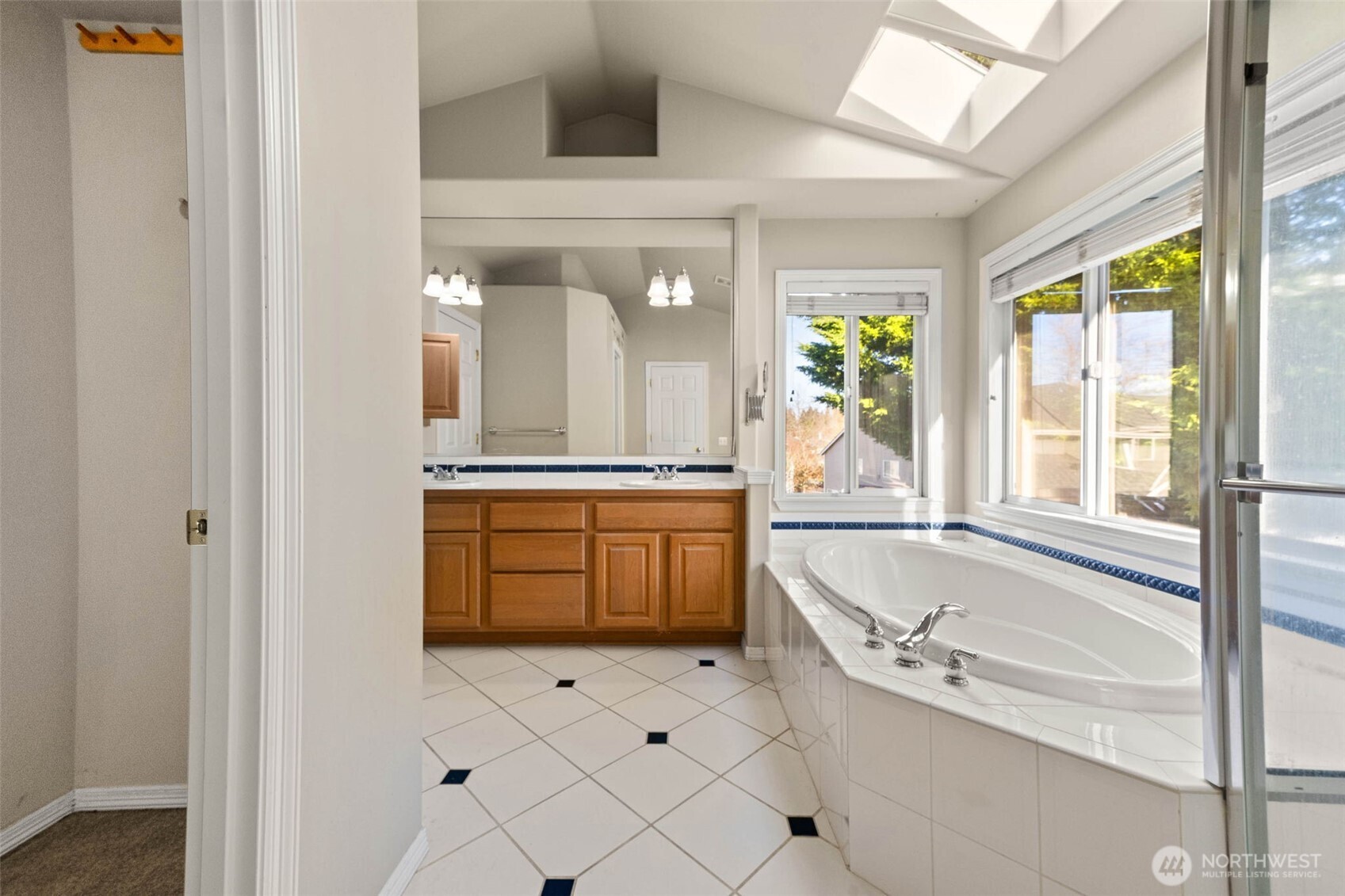 Primary 5-piece en suite with skylights