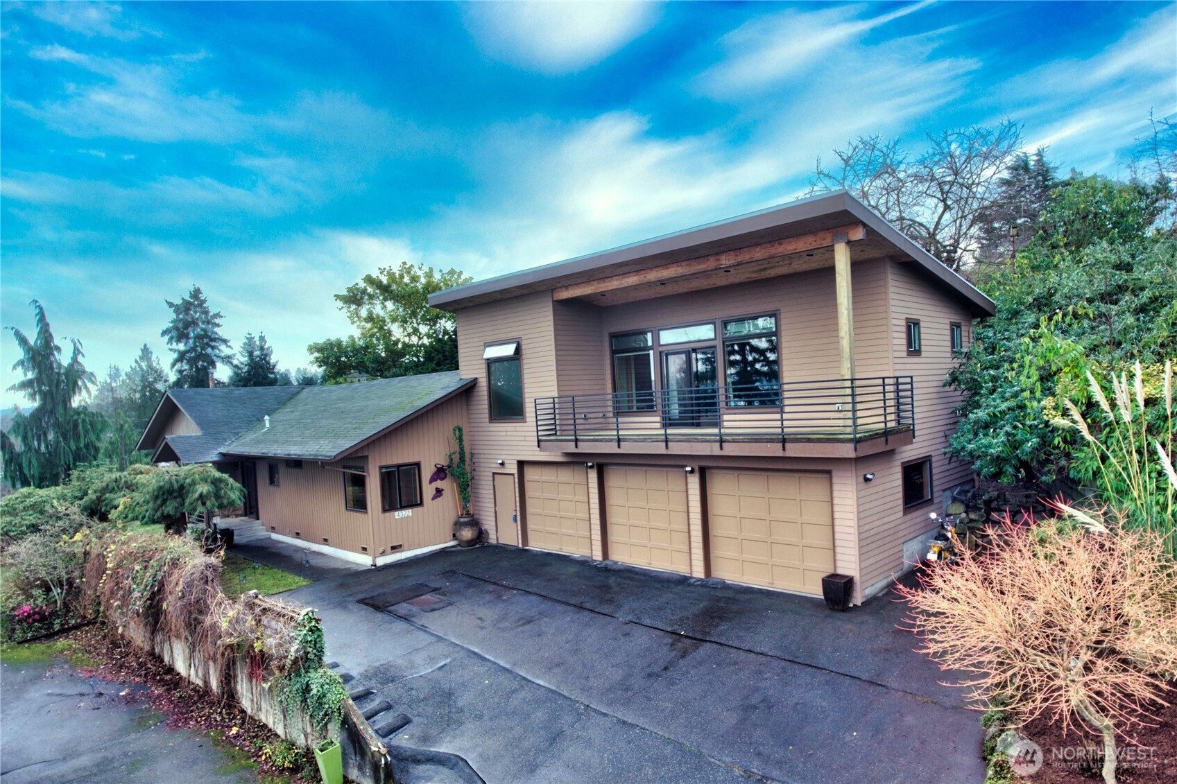 Private covered deck off upper ADU/Primary Bed