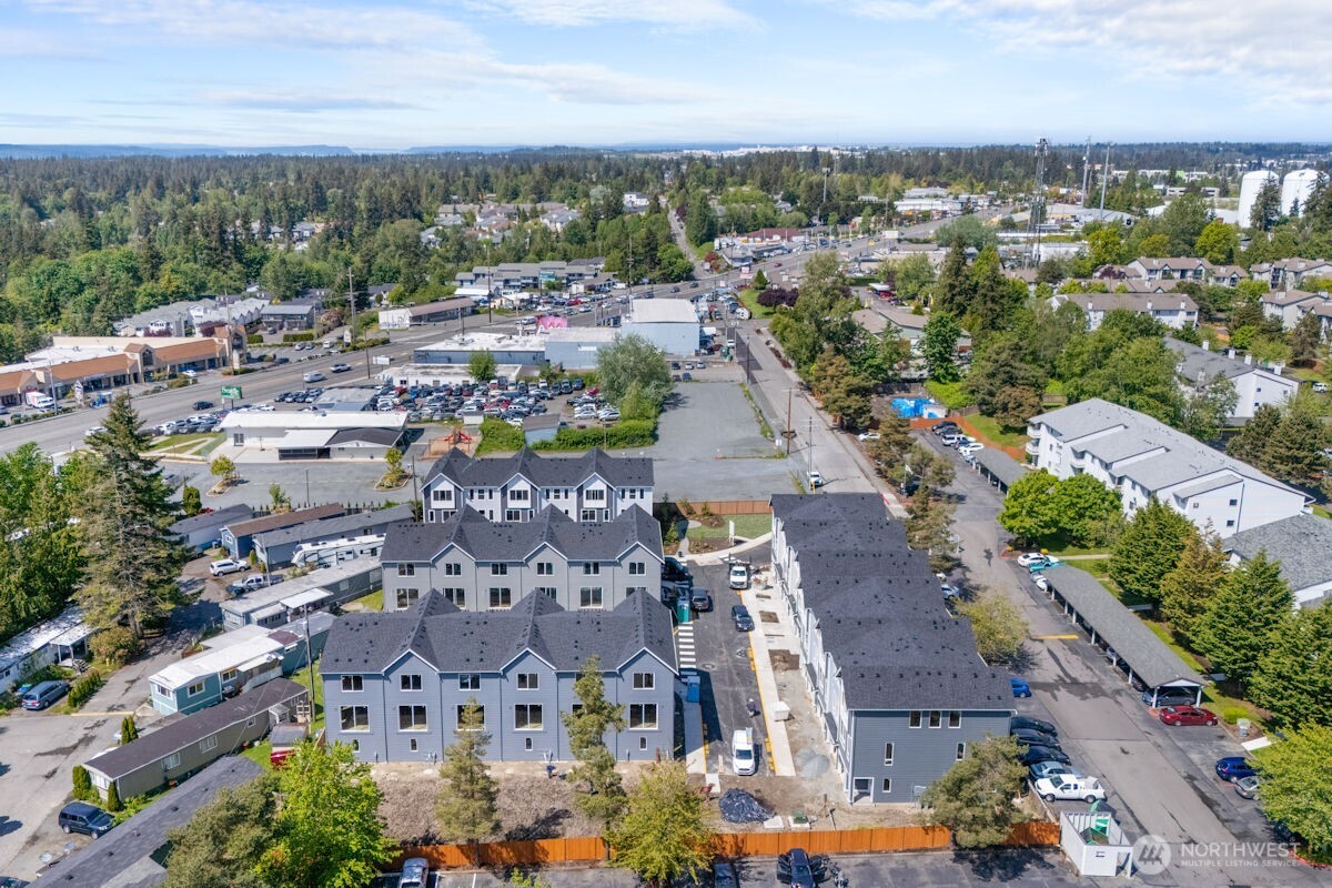 Photographs are for illustrative purposes only. Features, finishes, interior/exterior colors, landscaping and floorplan shown may vary from actual homes built.