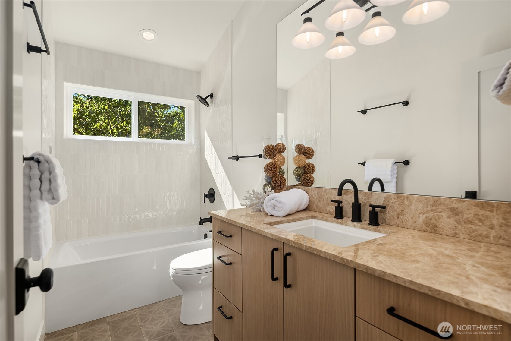 Shared bathroom for rooms 1-3. (Top floor)