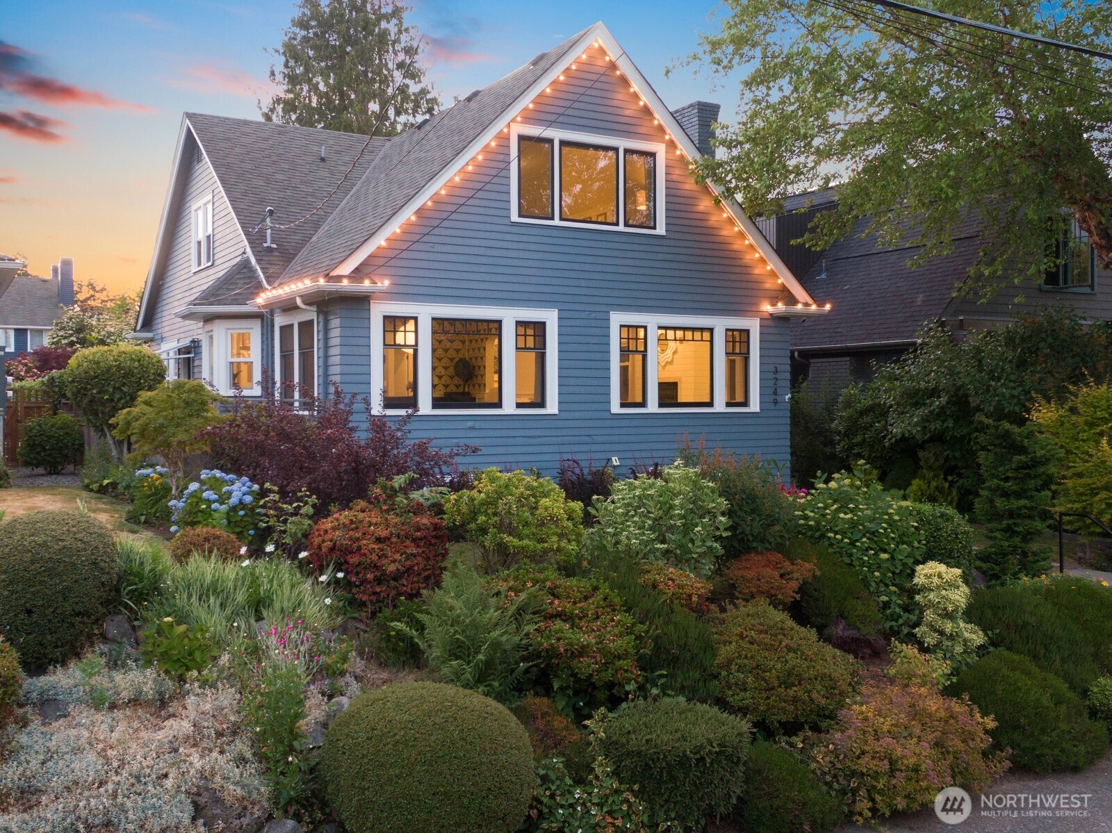 This stylish residence is conveniently located to Magnolia Village, Elliott Bay Marina, Discovery Park, Expedia’s headquarters at the foot of the Magnolia Bridge, Fisherman’s Terminal, Ballard Locks, Amazon Campus & South Lake Union, Myrtle Edwards Waterfront Park, Public Market, Seattle’s re-imagined waterfront and Aquarium, Colman Ferry Terminal, Seattle Center, Space Needle and Chihuly Gardens, and is an effortless commute to downtown!