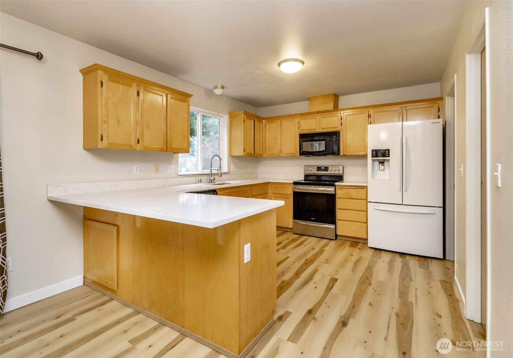 Kitchen with eating bar