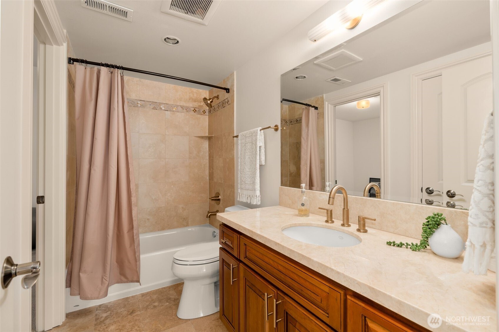 Private one bedroom apartment above 3-car garage.