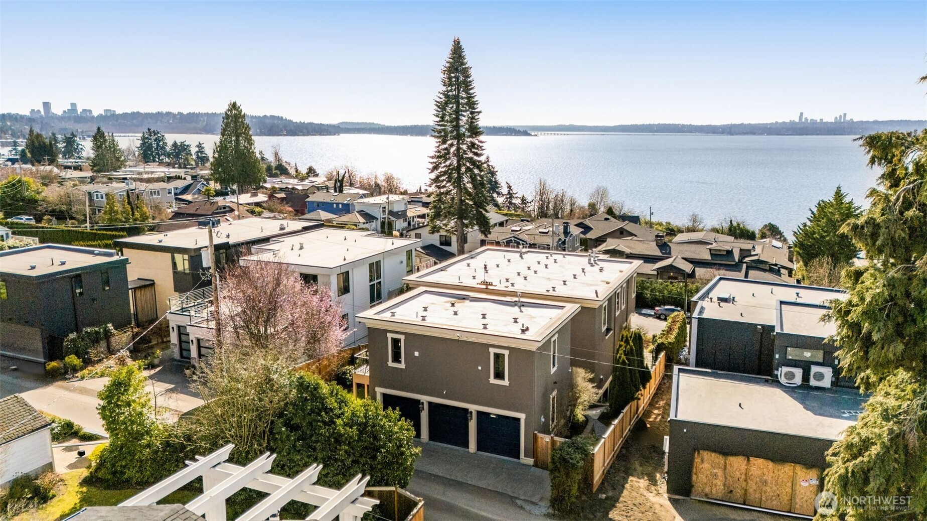 Only a few blocks to a selection of neighborhood parks.  Waverly Beach Park, Heritage Park and Tennis Courts, Kiwanis Park or the extensive boardwalks at Juanita Bay Park.  Only a few more to downtown Kirkland restaurants, shops, Sur le Table!, yoga, Pilates and more!