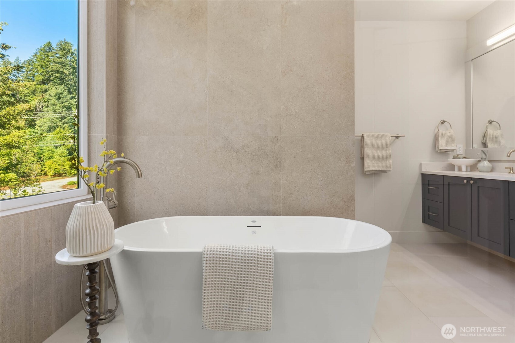 Free standing soaking tub