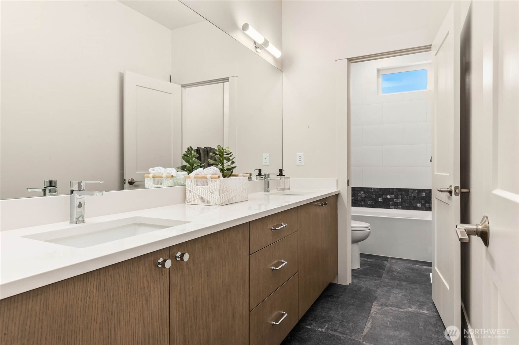 Upper floor bath with double sinks and bathtub for 3rd and 4th secondary bedrooms