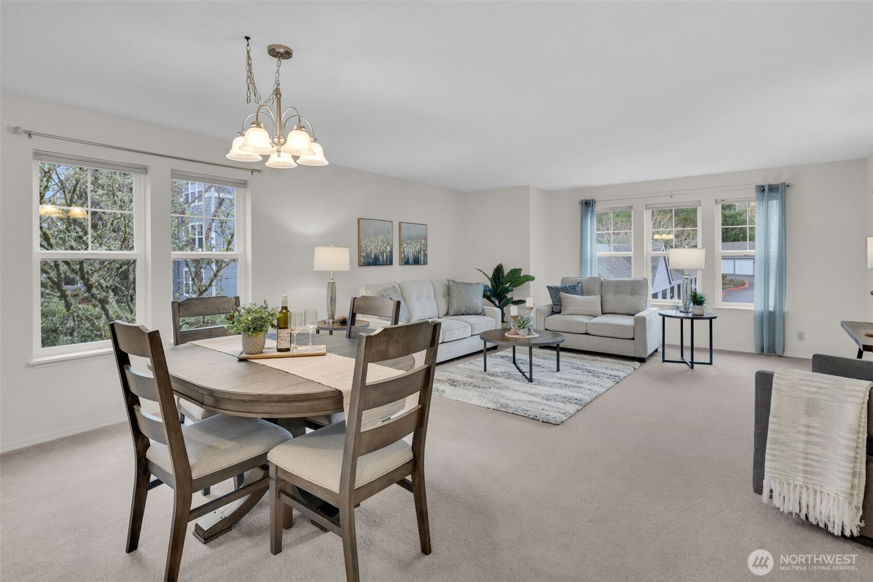 Corner unit features windows on 2 sides!