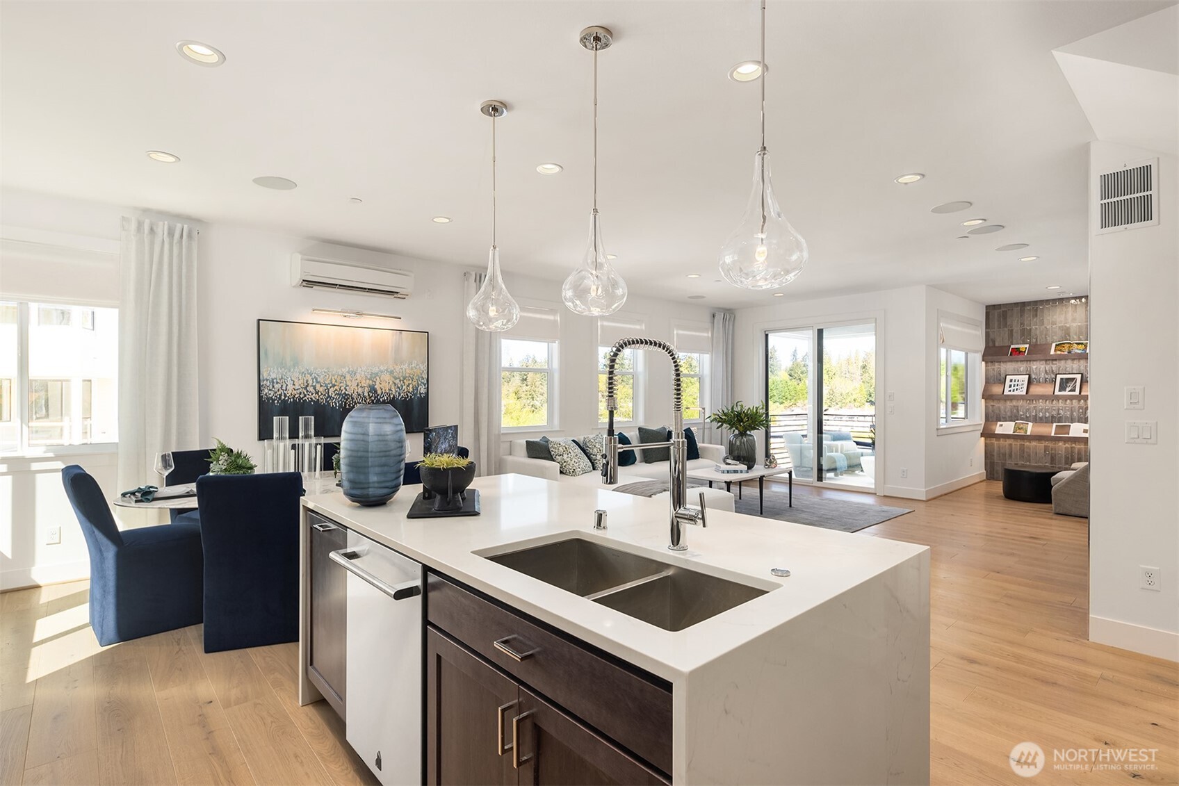 Photos of the Kinney model home for illustration purposes only & are not of the Kinney available for purchase. Home selections will vary.