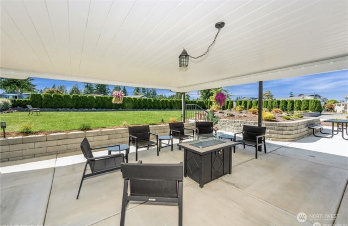 Enjoy the beautifully maintained outdoor common area- ideal for fresh air, sunshine and friendly conversations.