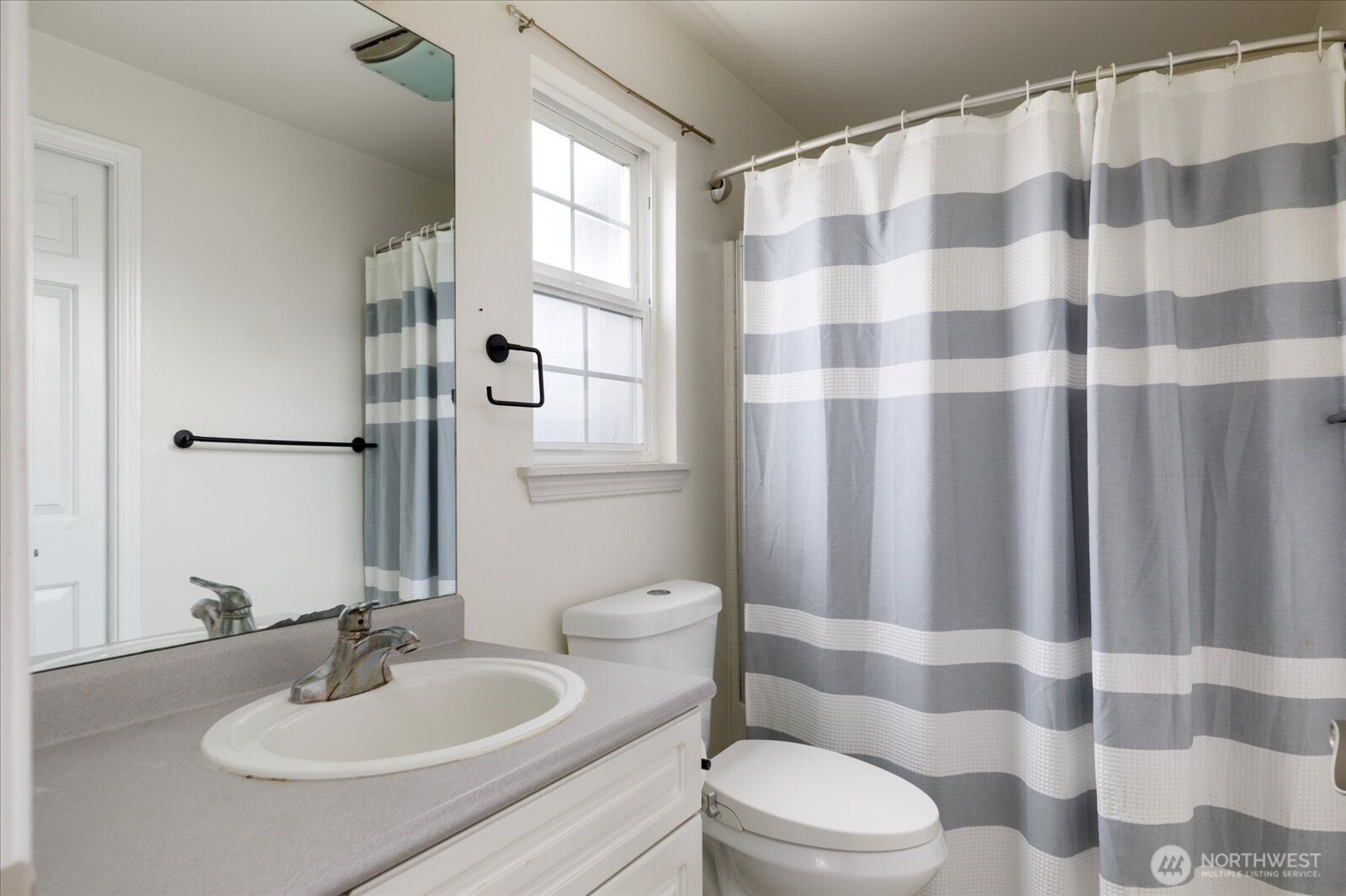 Primary en suite bathroom.