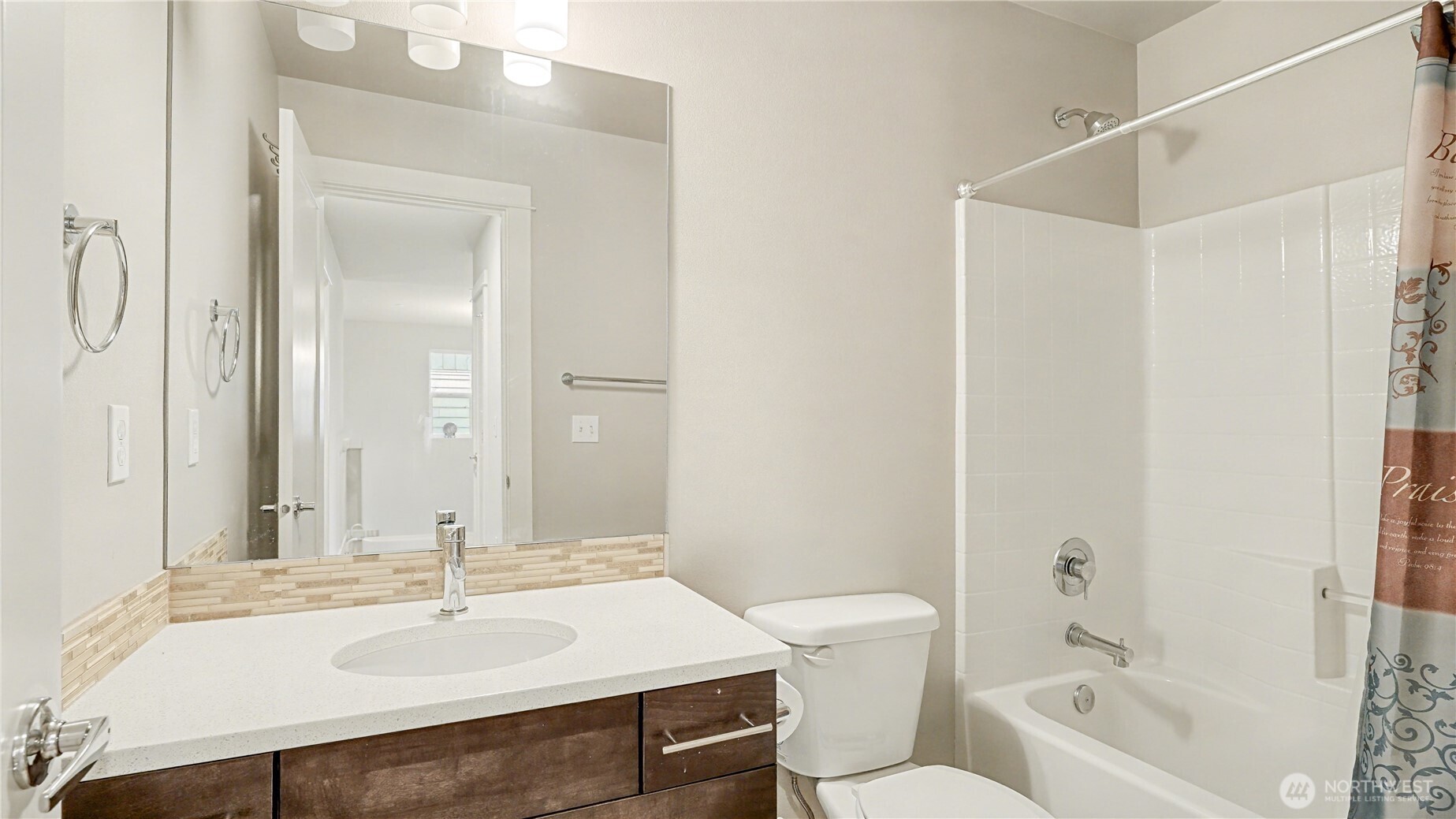 Upstairs full guest bathroom.