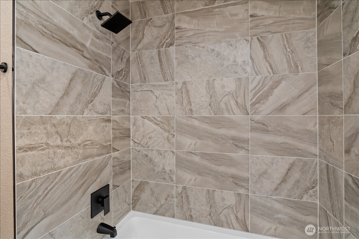 Main full   bathroom