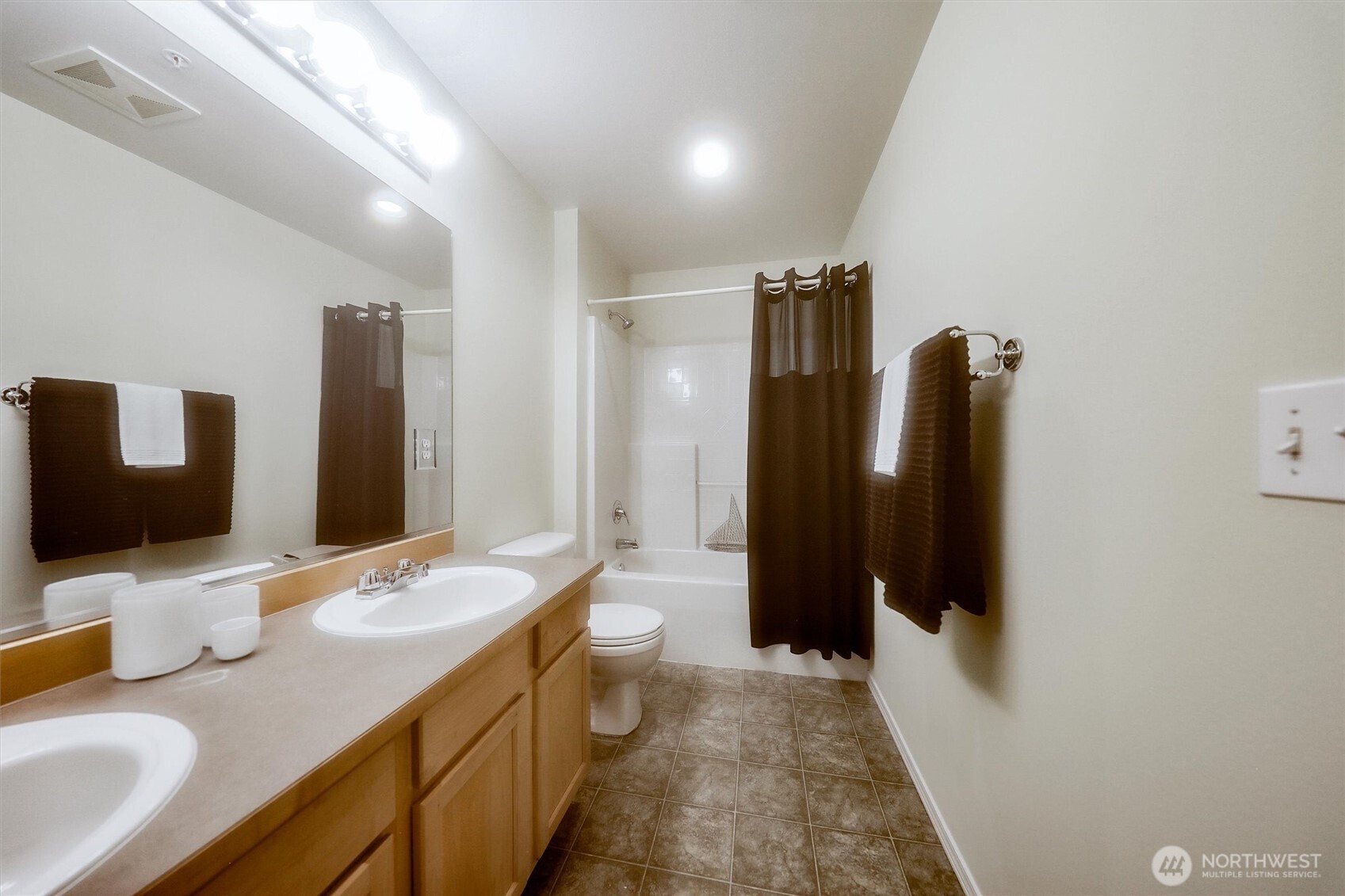 Upstairs hall bathroom with linen closet