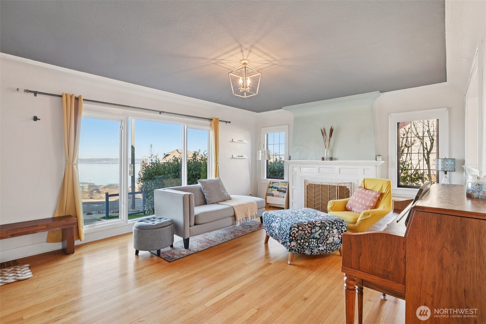 large living rooms w real hard wood floors