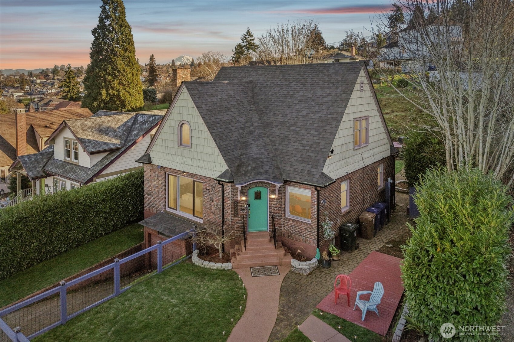 front of home w large fenced front yard.