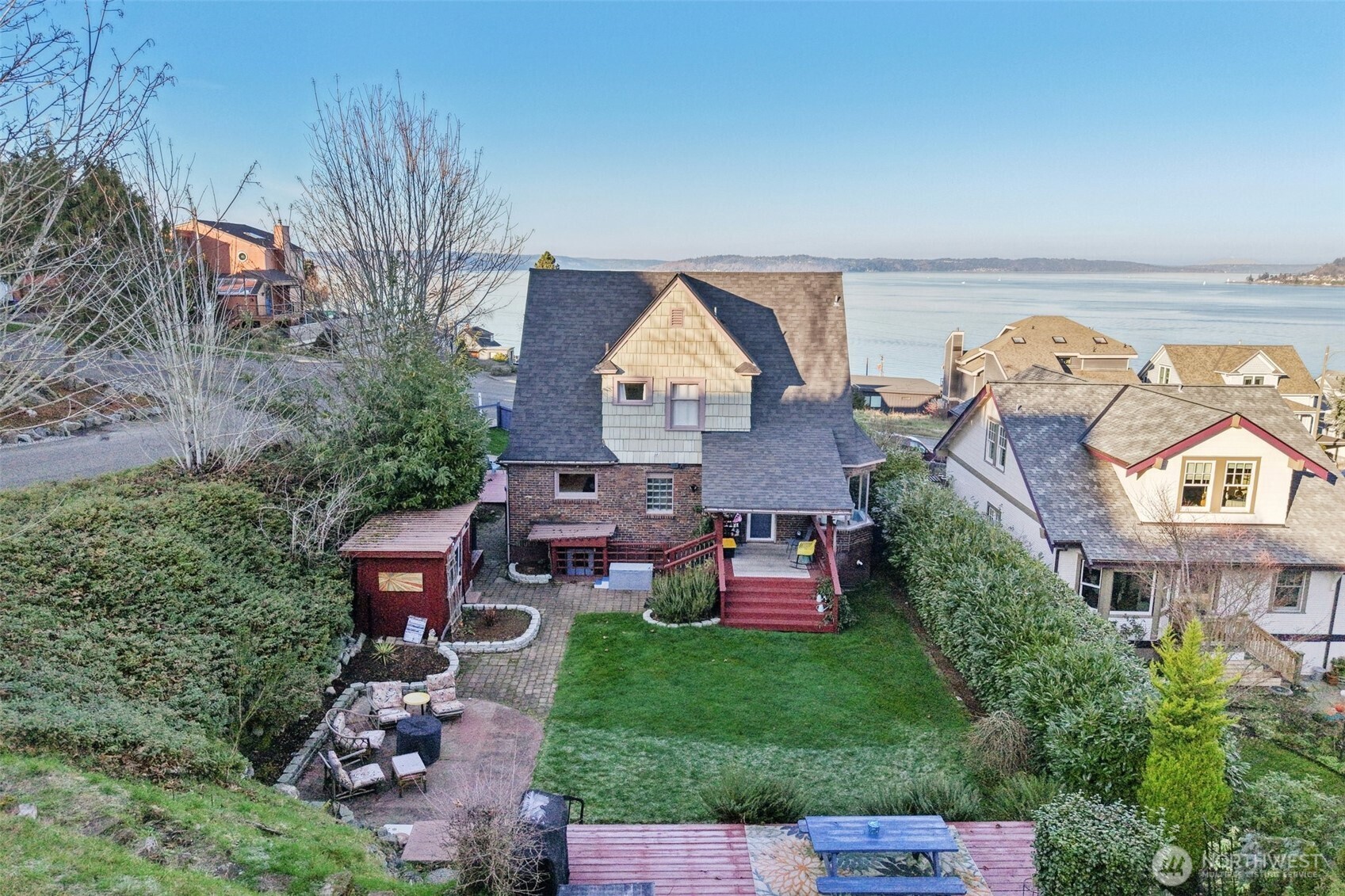 enjoy your large entertaining property fully fenced and ready for the summer bbq views !