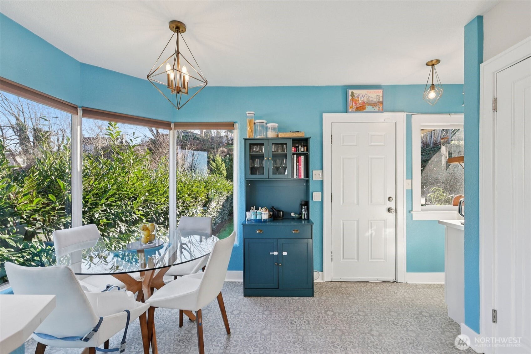 great sun in the open kitchen with breakfast nook