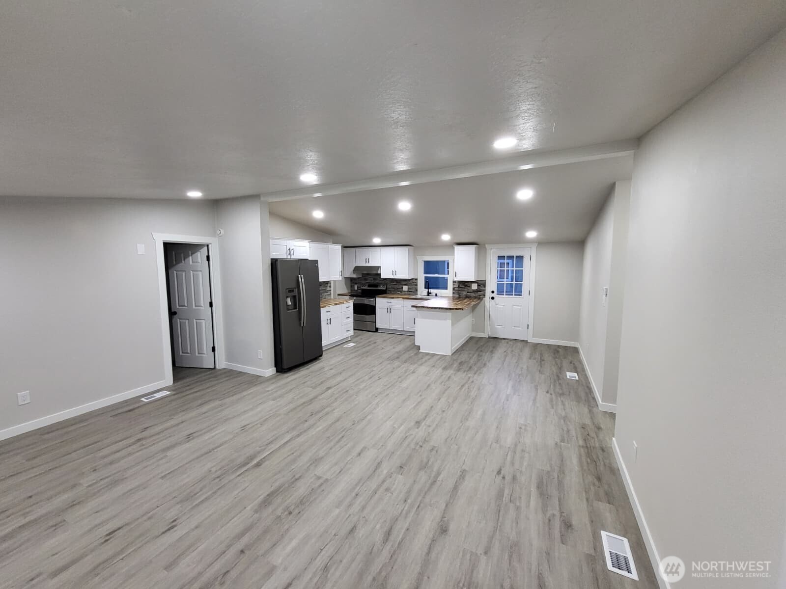 This is what you see when you enter through the door in the previous photo!