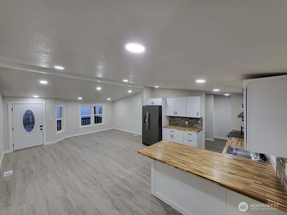 Wide view of entire room / primary entrance door