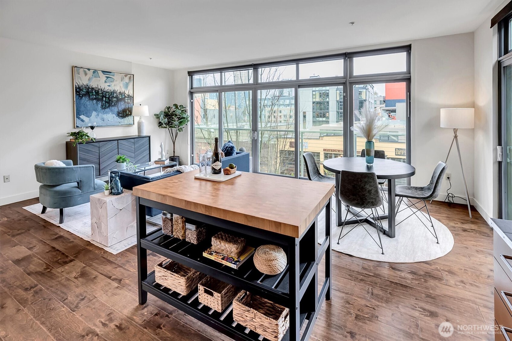 West Facing windows bring in bright sunlight