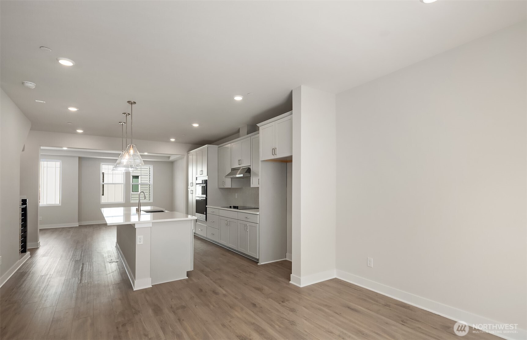 Second bedroom w/ ensuite bathroom
