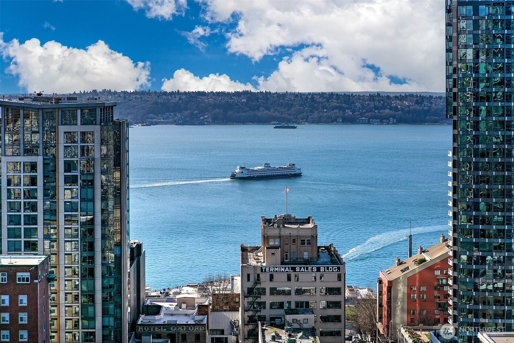 220 sqft private balcony bbq's permitted