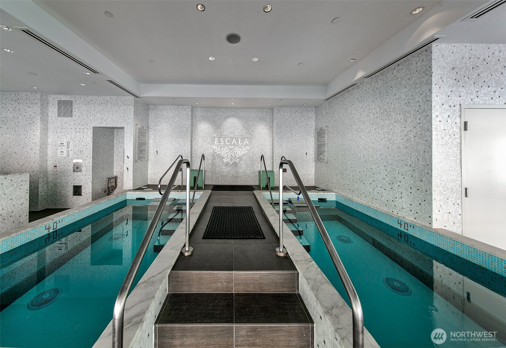 2 new pools and hottub- world class gym, spa, yoga studio