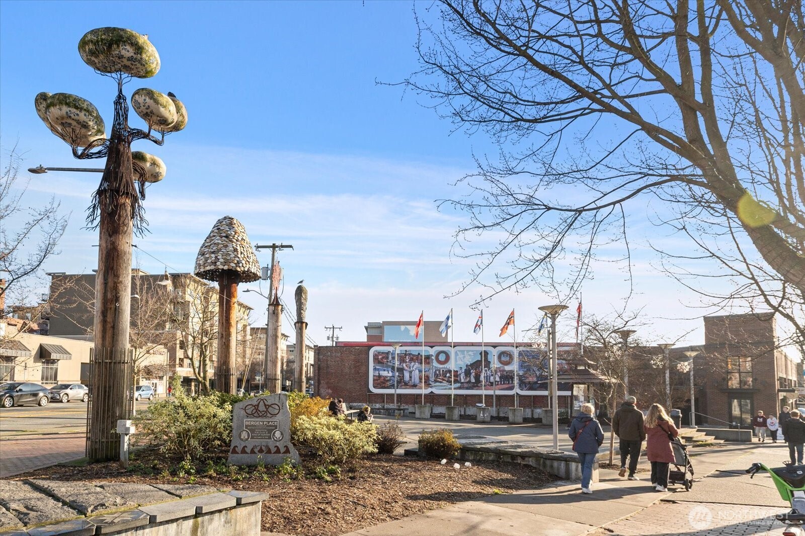 Short walk to downtown/ old Ballard for Farmers market, shops and eateries.