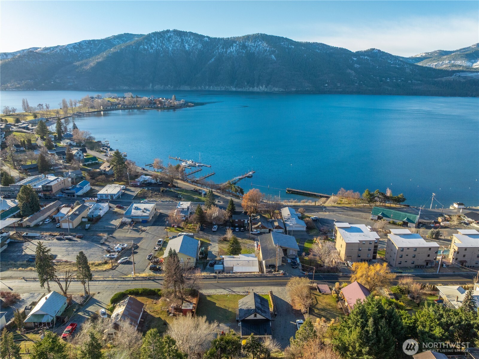 Just minutes on foot from the lake, offering easy access to swimming, boating, and lakeside fun.