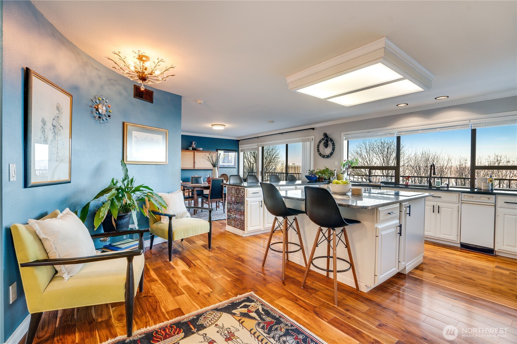Perfect flow from kitchen to dining space!