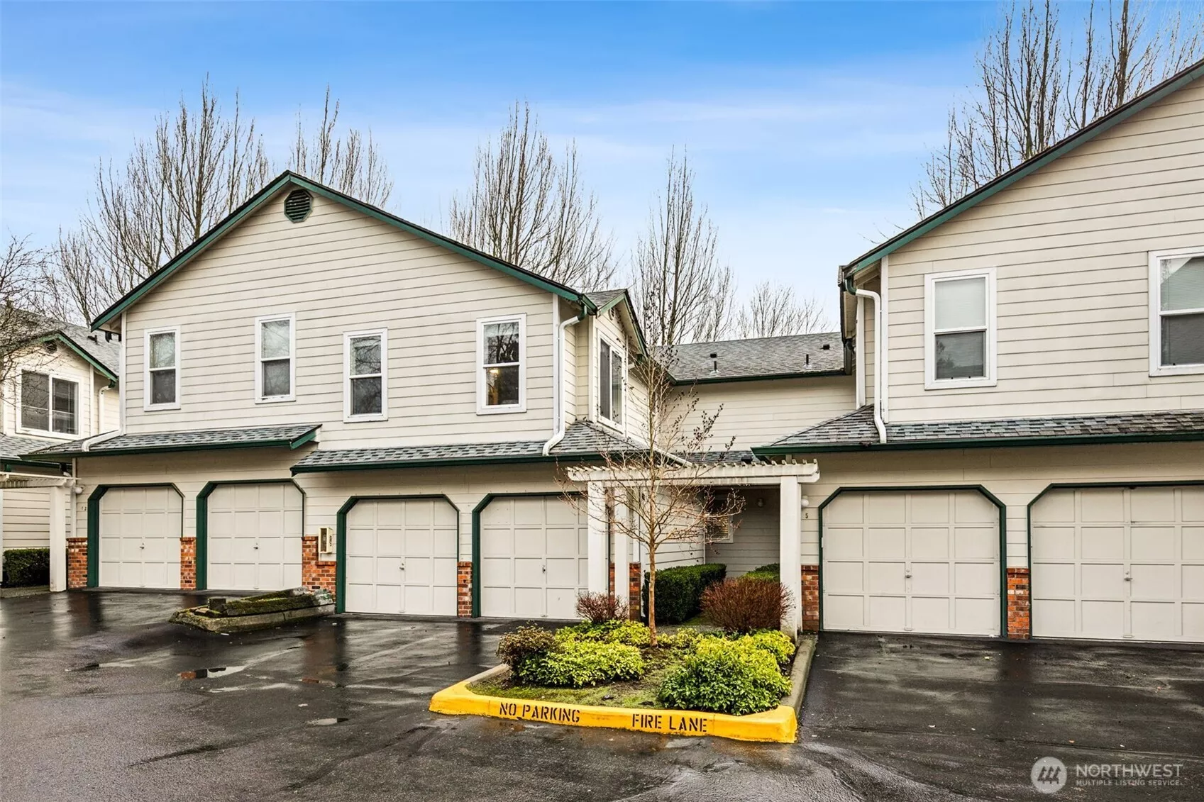 Welcome to this beautiful townhouse in Everett!